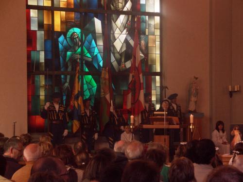 19.fahnendelegation-in-kirche.jpg