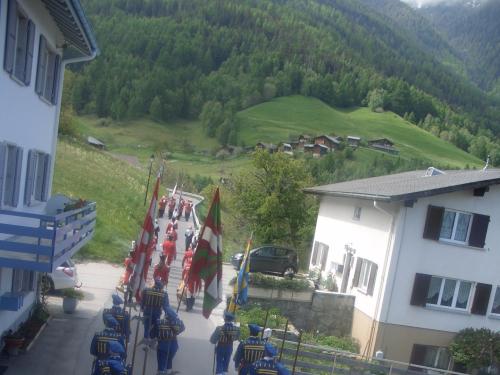 27.prozession-von-hinten.jpg