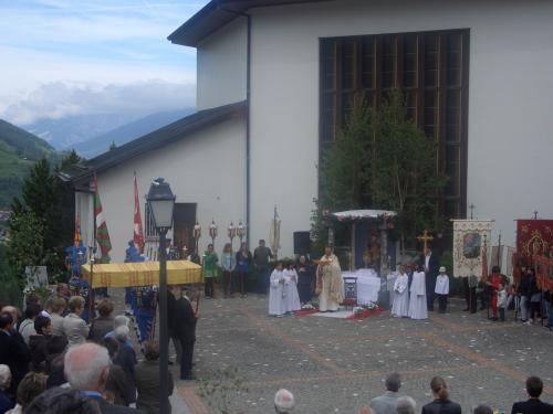 46-lk-beim-altar-kirche.jpg