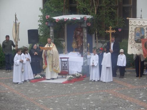 47.beim-altar-kirche.jpg